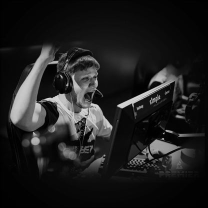 Logitech G PRO X SUPERLIGHT Wireless Gaming Mouse, Ultra-Lightweight, HERO 25K Sensor, 25,600 DPI, 5 Programmable Buttons, Long Battery Life, Compatible with PC / Mac - Black