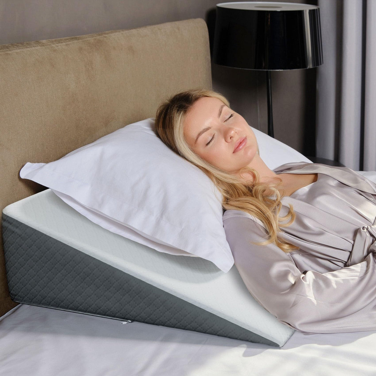 Kölbs Bed Wedge Pillow for Sleep Apnea, Sleeping Comfort, Relaxing, Acid Reflux, Heartburn and Back Pain Relief. Cushion for Sitting Up in Bed. Memory Foam Top, Chic Jacquard Washable Cover.