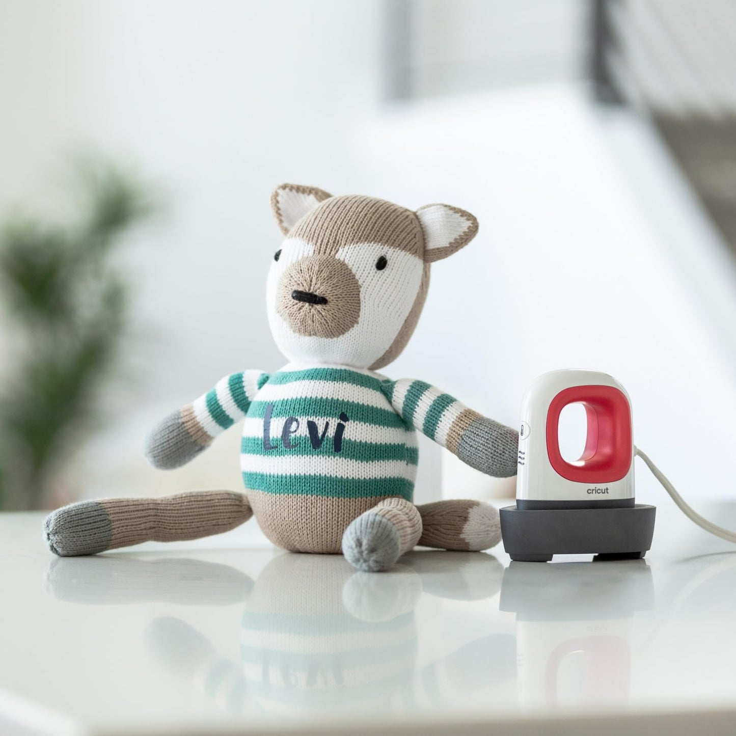 Cricut EasyPress Mini Heat Press for Pressing Small Objects Like Shoes, Stuffed Animals, Hats & More, 3 Heat Settings & Precision Tip, Ceramic-Coated Heat Plate, Compact & Lightweight, Raspberry