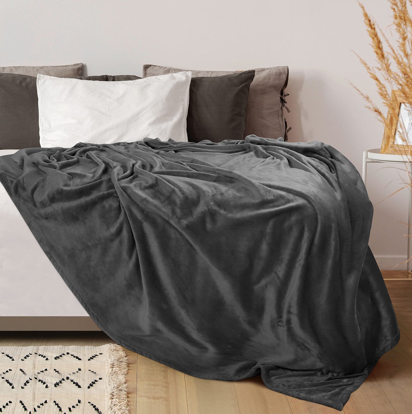 Utopia Bedding Fleece Blanket Queen Size Grey 300GSM Luxury Anti-Static Fuzzy Soft Microfiber Bed Blanket (90x90 Inch)