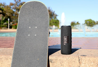 JBL Flip 6 - Portable Bluetooth Speaker, powerful sound and deep bass, IPX7 waterproof, 12 hours of playtime, JBL PartyBoost for multiple speaker pairing for home, outdoor and travel (Blue)